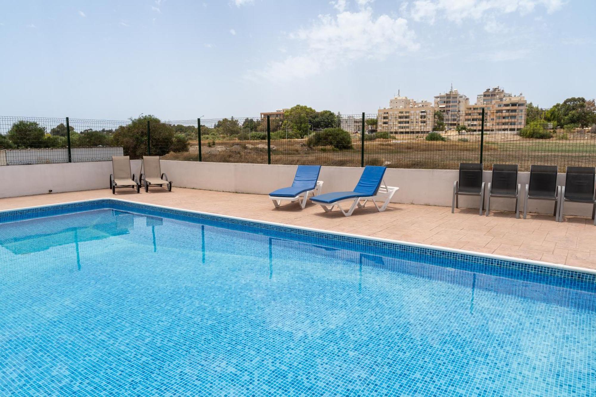 Kave Blue Mackenzie 1 Bdr Flat With Pool Apartment Larnaca Bagian luar foto