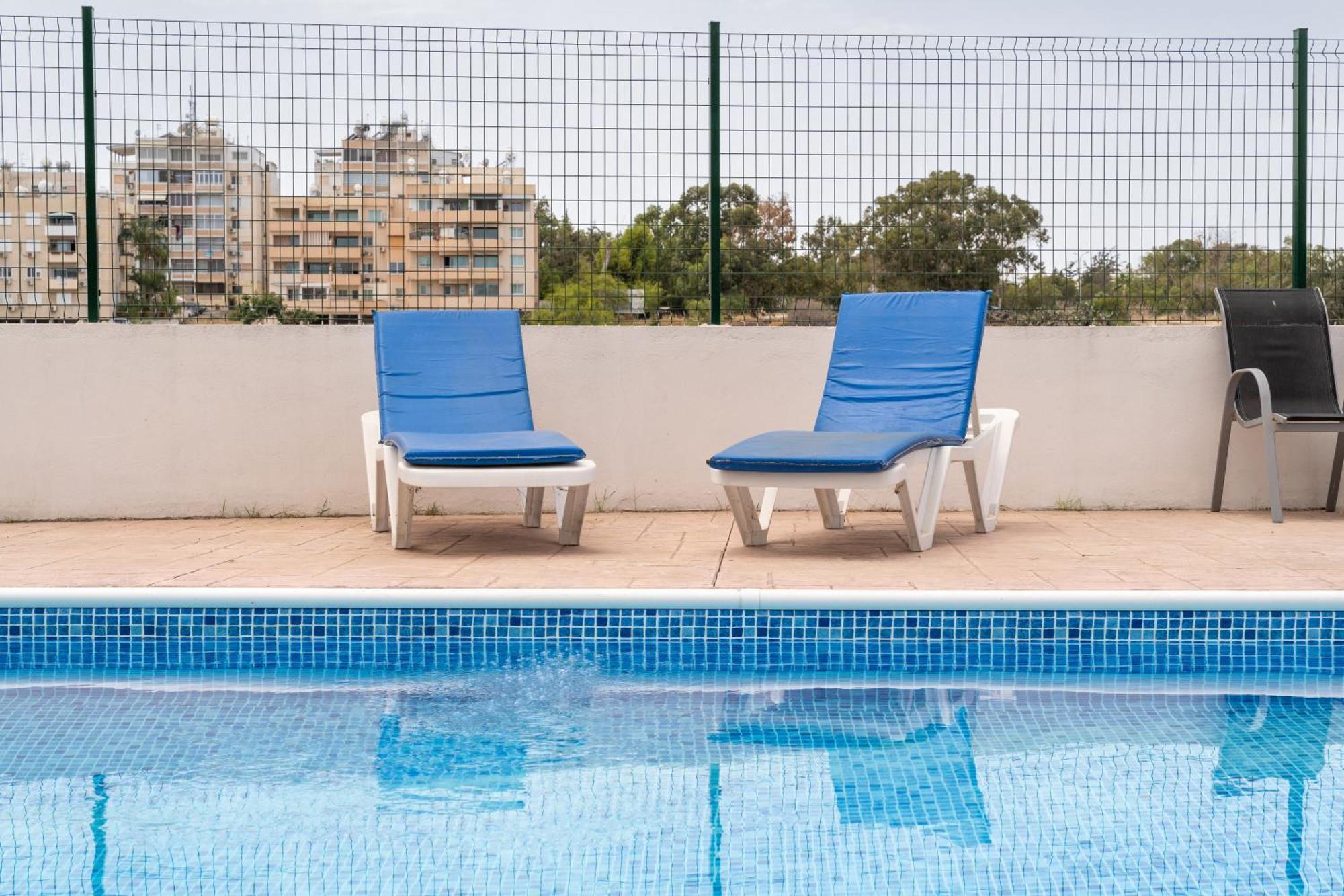 Kave Blue Mackenzie 1 Bdr Flat With Pool Apartment Larnaca Bagian luar foto